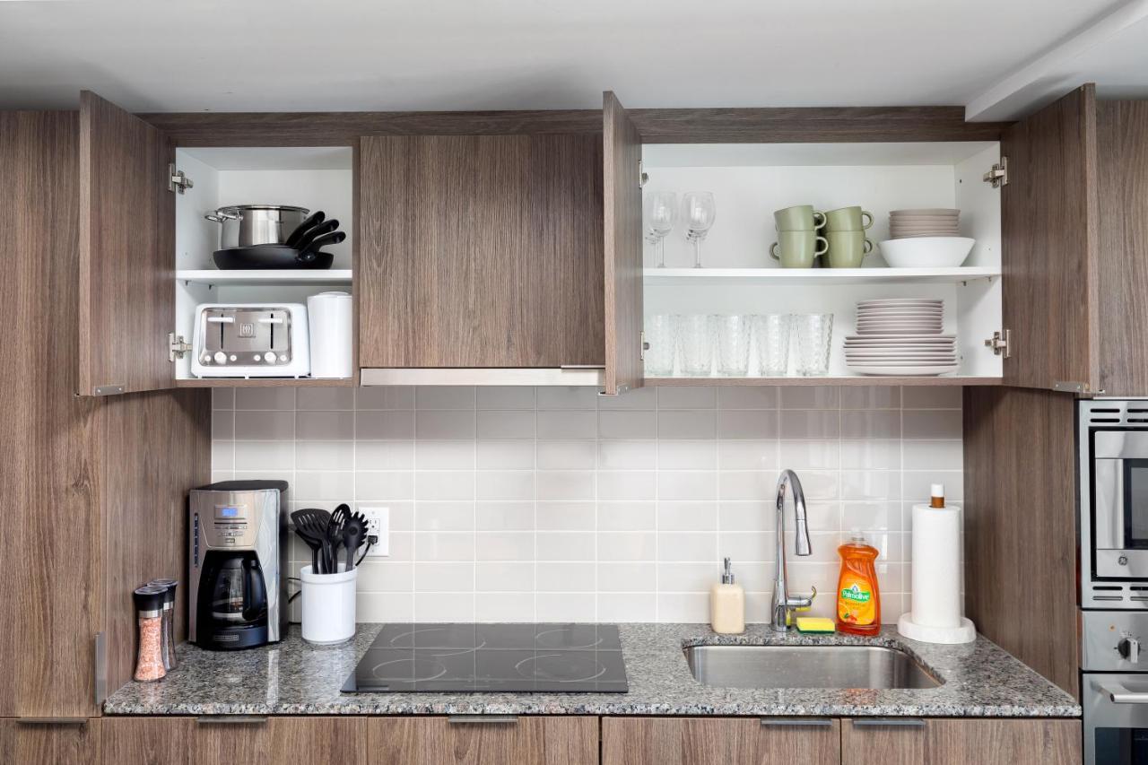 Upscale & Modern 2Bd + Den 2Ba Heart Of Downtown! Apartamento Toronto Exterior foto